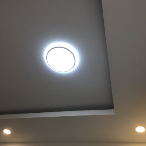 Đèn xịn xò, phòng 12m2 trở xuống là hợp. Ánh sáng tráng dễ chịu. Rất nhẹ, gắn trần thạch cao 5 phút là xong.