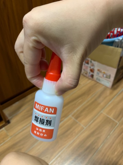 Dán thử và thấy chắc chắn. Dán lên kính ok ạ