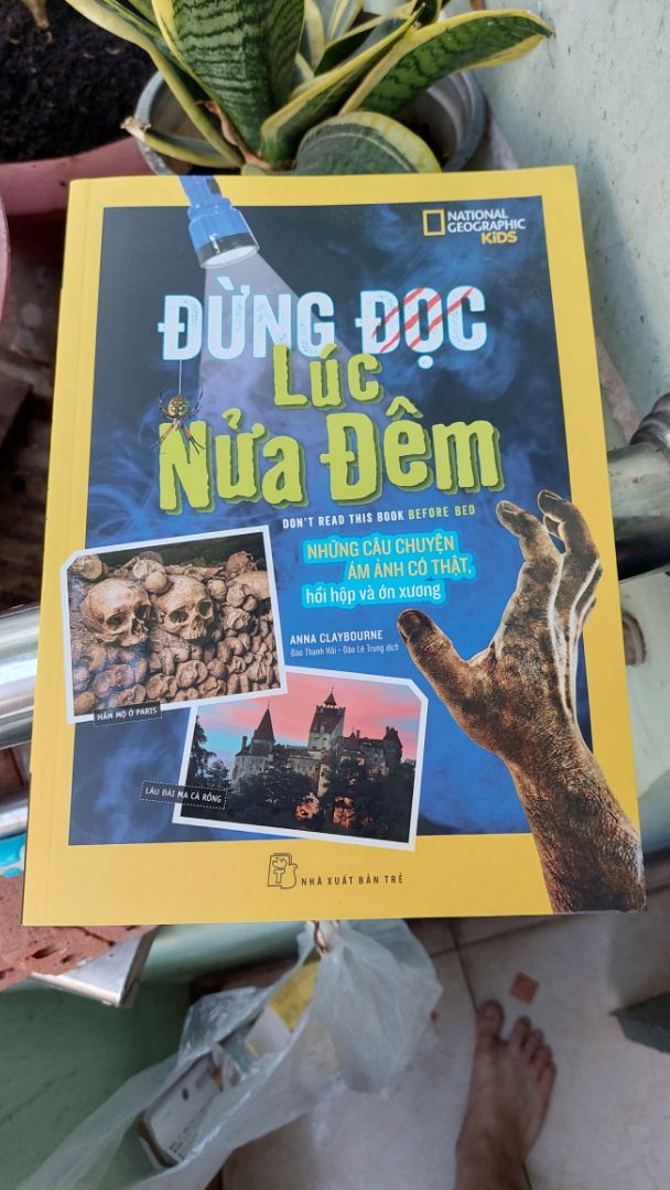 Sách được biên tập với kiến thức và hình ảnh phong phú. Từ UFO tới Big Foots bạn có thể tìm thấy ở sách này. Cá nhân mình thấy vẫn chưa "đã" với nội dung sách, chắc phù hợp với các bạn nhỏ 10-12t trở lên hơn 😁