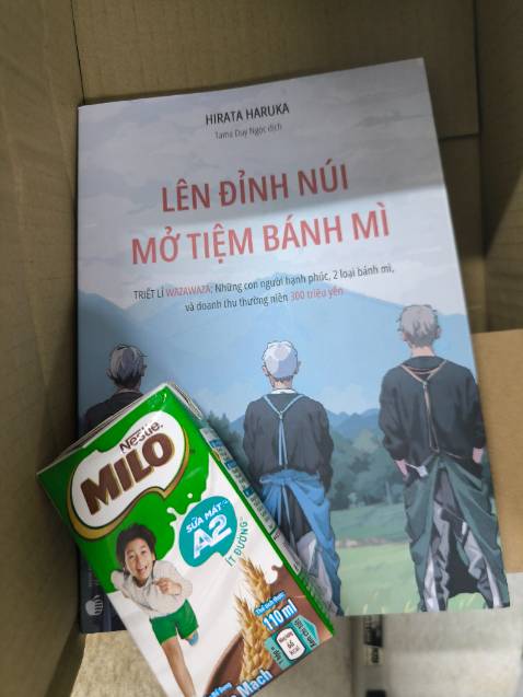 Dù là chọn giao tiết kiệm nhưng Tiki giao hàng rất nhanh, 1 ngày là sách đến, còn được tặng kèm 1 lốc milo nữa. 
Sách này mình từng đọc qua ở nhà sách, khá hay và nhẹ nhàng