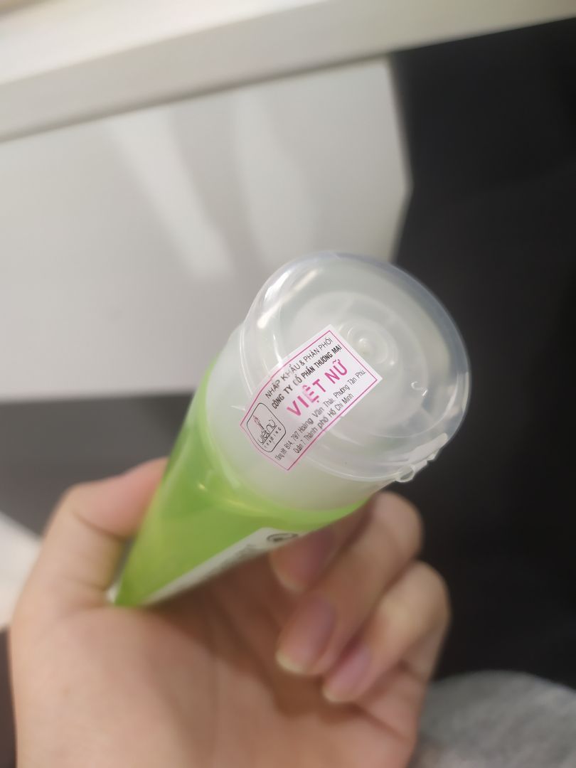 giao hàng rất nhanh, có tem Việt Nữ nên rất yên tâm, chưa xài nên chưa biết ra sao, có mùi bột giặt nên hơi khó chịu chút