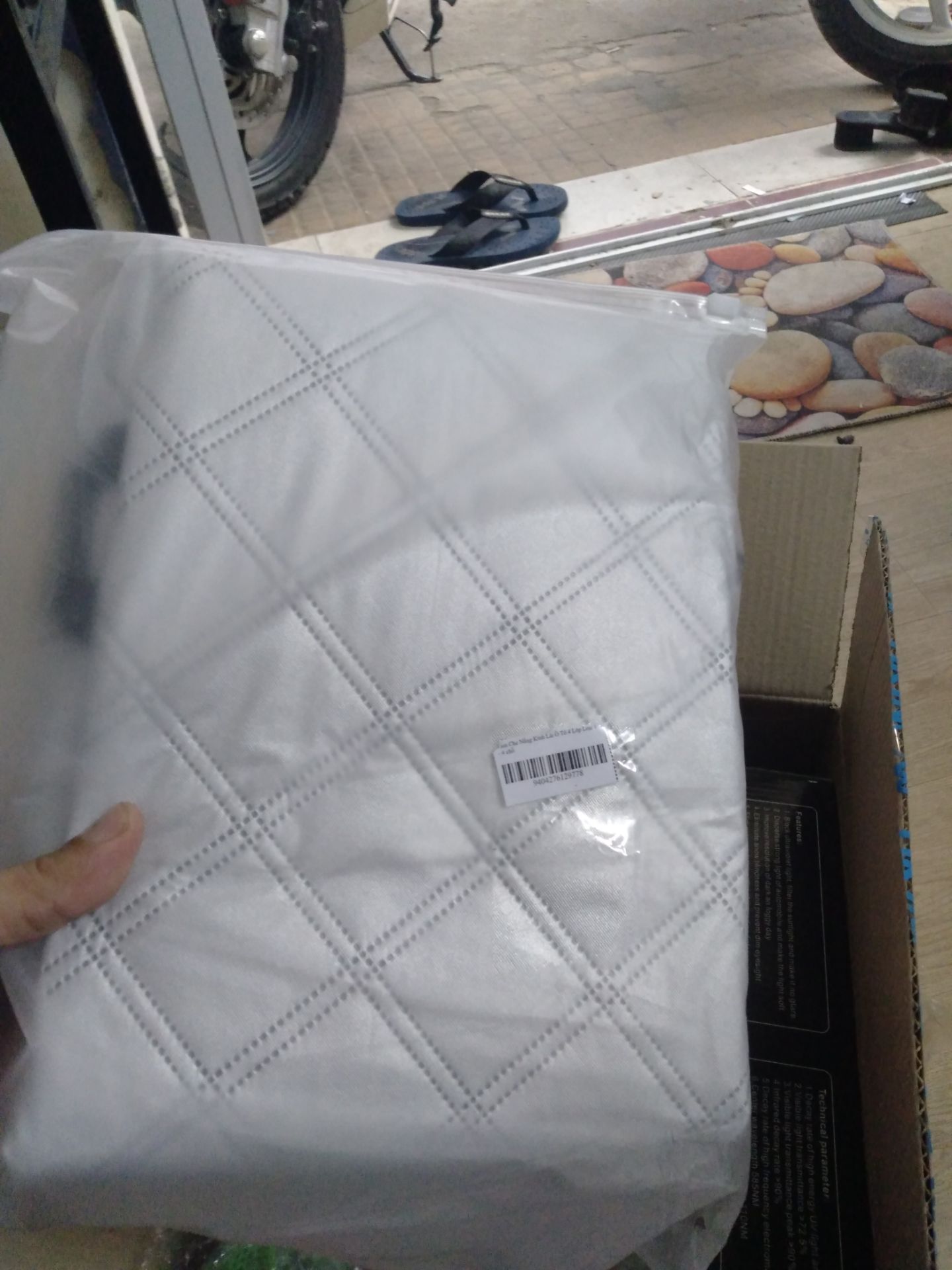 Hàng dày hơn loại 3 lớp , chất liệu tráng nhôm chống nóng, chống nước đúng mô tả. Mua liền 1 lúc 4 món của shop TOPMAX cảm nhận khi nhận hàng hài lòng đúng sản phẩm mình đặt giống bài viết, chất lượng thì mình cầm tấm che nâng nên nhận xét trước, mấy sản phẩm khác thời gian nhận xét chất lượng.