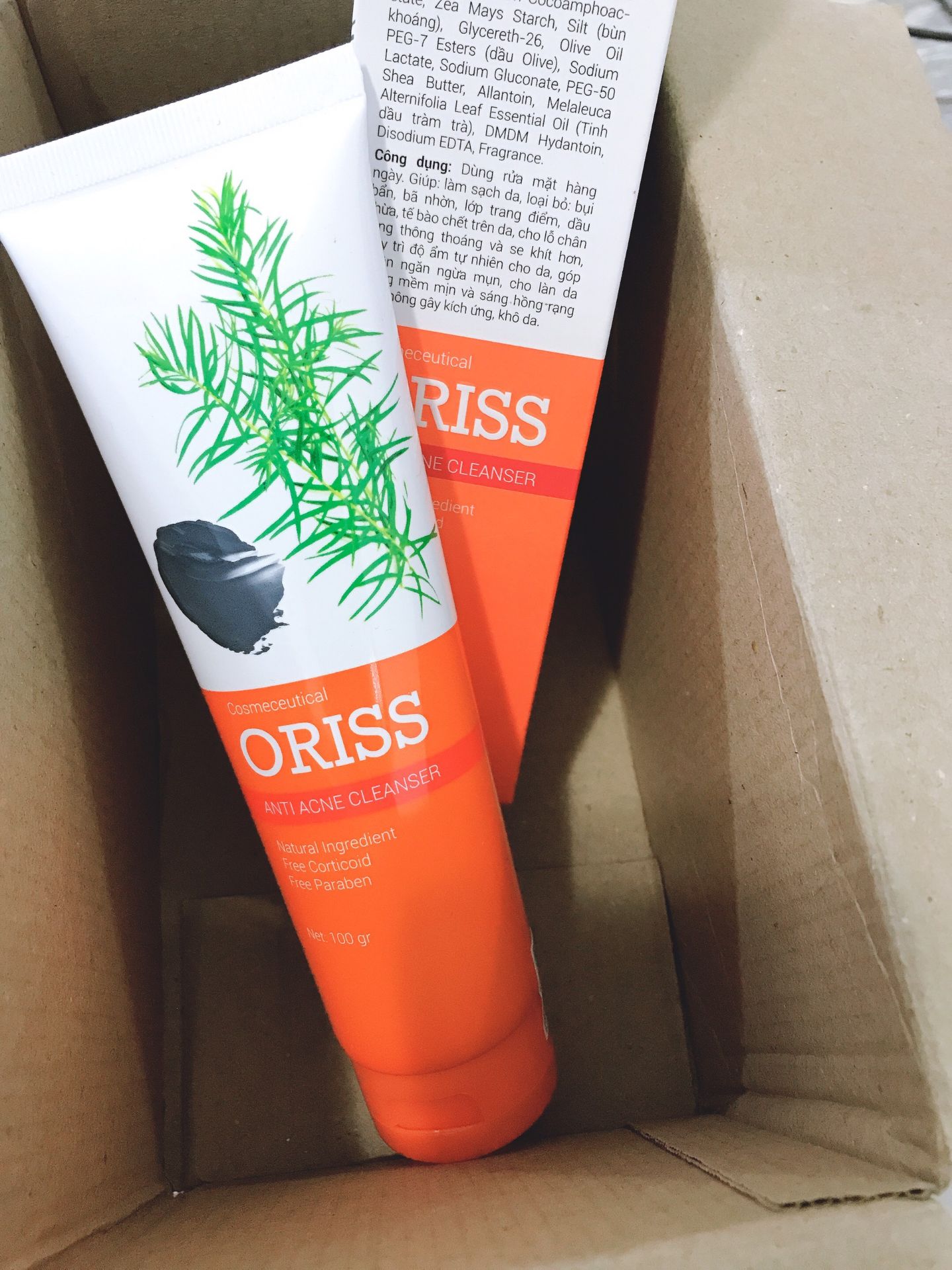 Mình vừa đặt hàng là hôm sau đã nhận được liền, dùng thử gần 2 tuần nay rồi mới review. cảm nhận đầu tiên là nó khá bắt mắt, bao bì cũng đẹp, là sửa rửa mặt thôi nhưng có hộp đựng hẳn hoi chứ không phải mỗi cái tuýp như mấy loại khác. Mở ra thì nghe mùi thơm của tinh chất tràm khá dễ chịu, bọt nhiều, rửa cảm giác sạch rất sâu nhưng không bị khô căng da, mụn cám của mình cũng cải thiện khá tốt (không biết có hết mụn luôn được không), loại này 100g mình nghĩ xài đc khá lâu vì mình dụng có chút xíu đã nhiều bọt rồi. 
Nói chung khá ưng em này.