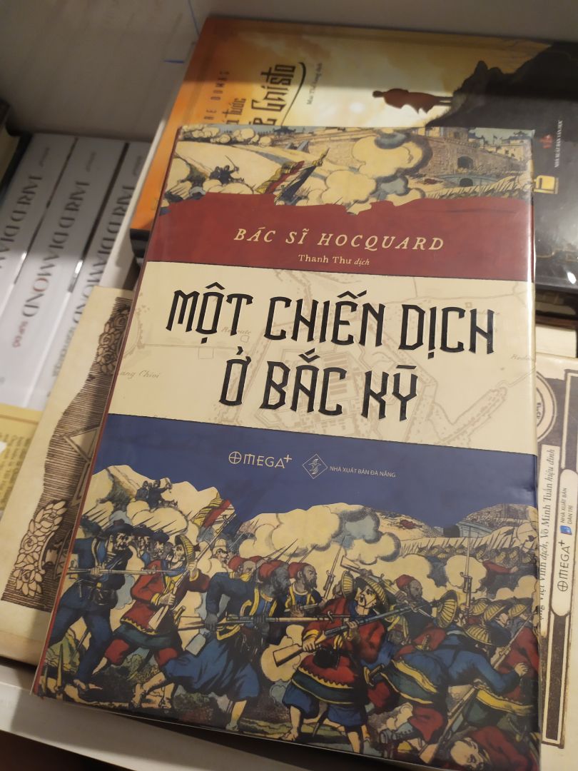 Một ngày đẹp trời tiki sale còn 181k, đắn đo mãi rùi cũng hốt zề, dù đã có bản của Đông A. Sách dày, giấy nặng và còn rất mới. Yêu tiki.