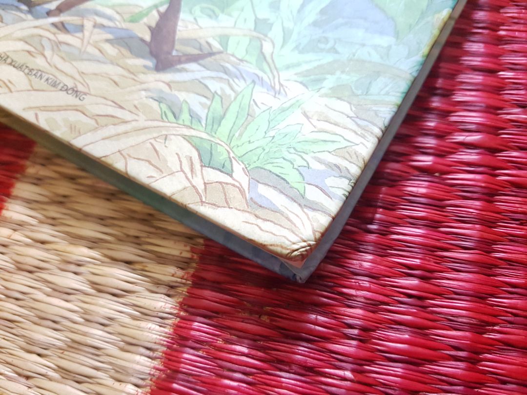 Chưa lần nào mình mua hàng mà gặp trường hợp đóng gói sản phẩm tệ như lần này. Sách không được bọc chống sốc hay nilon gì, nên trong quá trình vận chuyển, bìa sách bị móp méo. Cũng may là đc sách thật, giấy và in đẹp.
Hy vọng lần sau Tiki đóng gói sản phẩm cẩn thận hơn.