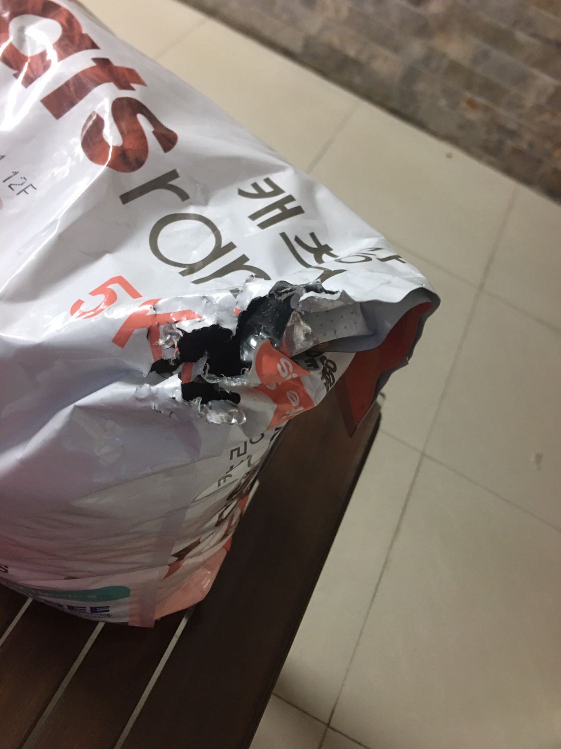 Đã mua shop nhiều lần. Mà lần này shop giao hàng bị chuột cắn, có cả kiến bên trong sản phẩm, biết trước đã bị lỗi vẫn đóng gói sản phẩm để giao cho khách... Đã mua shop nhiều lần. Mà lần này shop giao hàng bị chuột cắn, có cả kiến bên trong sản phẩm, biết trước đã bị lỗi vẫn đóng gói sản phẩm để giao cho khách...