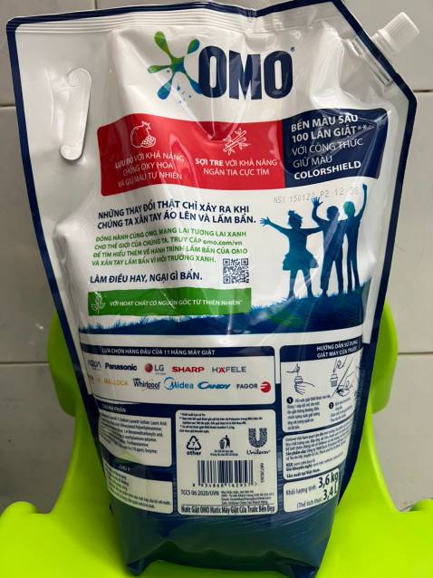 Ngoại quan: Sản phẩm có ngoại quan tương đối giống với mô tả, sản phẩm chính hãng.
Xuất xứ: Thương hiệu OMO của Anh. 
Sản xuất: Tại Việt Nam. 
Chất lượng: Túi có vòi dễ sử dụng. Phù hợp với mọi loại máy giặt. Hoạt chất làm sạch nguồn gốc thiên nhiên, thân thiện hơn với môi trường. Công thức Màn chắn Kháng bẩn Xanh Polyshield ưu việt.
Đóng gói: Sản phẩm được đóng gói tốt. 
Thời gian giao hàng: Do có sử dụng gói Tiki Now nên thời gian giao hàng nhanh, đặt từ 21:01, Thứ năm *** đến 13:15, Thứ sáu *** sản phẩm đã được giao đến. 
Thái độ nhân viên giao hàng: Ổn, chịu hợp tác với tôi trong việc giao hàng. 
Giá sản phẩm: Gía sản phẩm hợp lý với chất lượng, miễn phí ship. 
Tổng quan: Sản phẩm phù hợp với những ai muốn sử dụng hàng chính hãng với một giá tiền và chất lượng sản phẩm tương đối. Bên cạnh đó, thời gian và dịch vụ giao hàng ổn. Cảm ơn mọi người đã đọc.