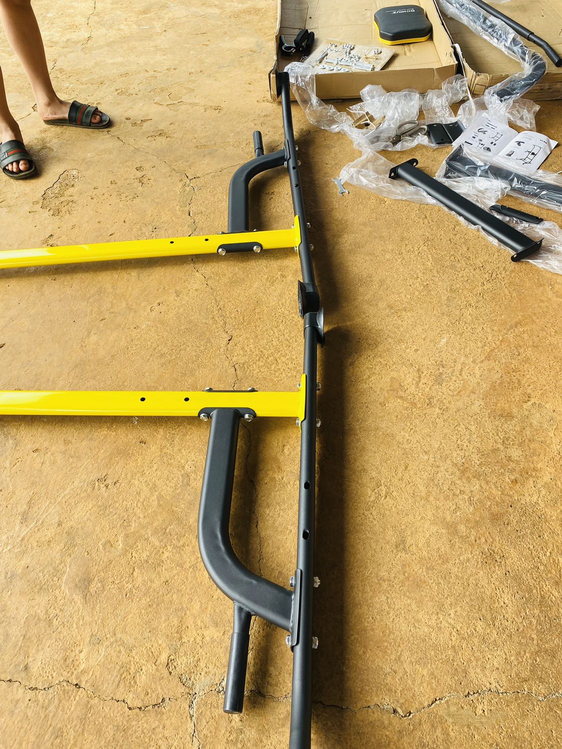 Khá cứng cáp, lắp ráp cũng dễ. Chiều cao điều chỉnh được