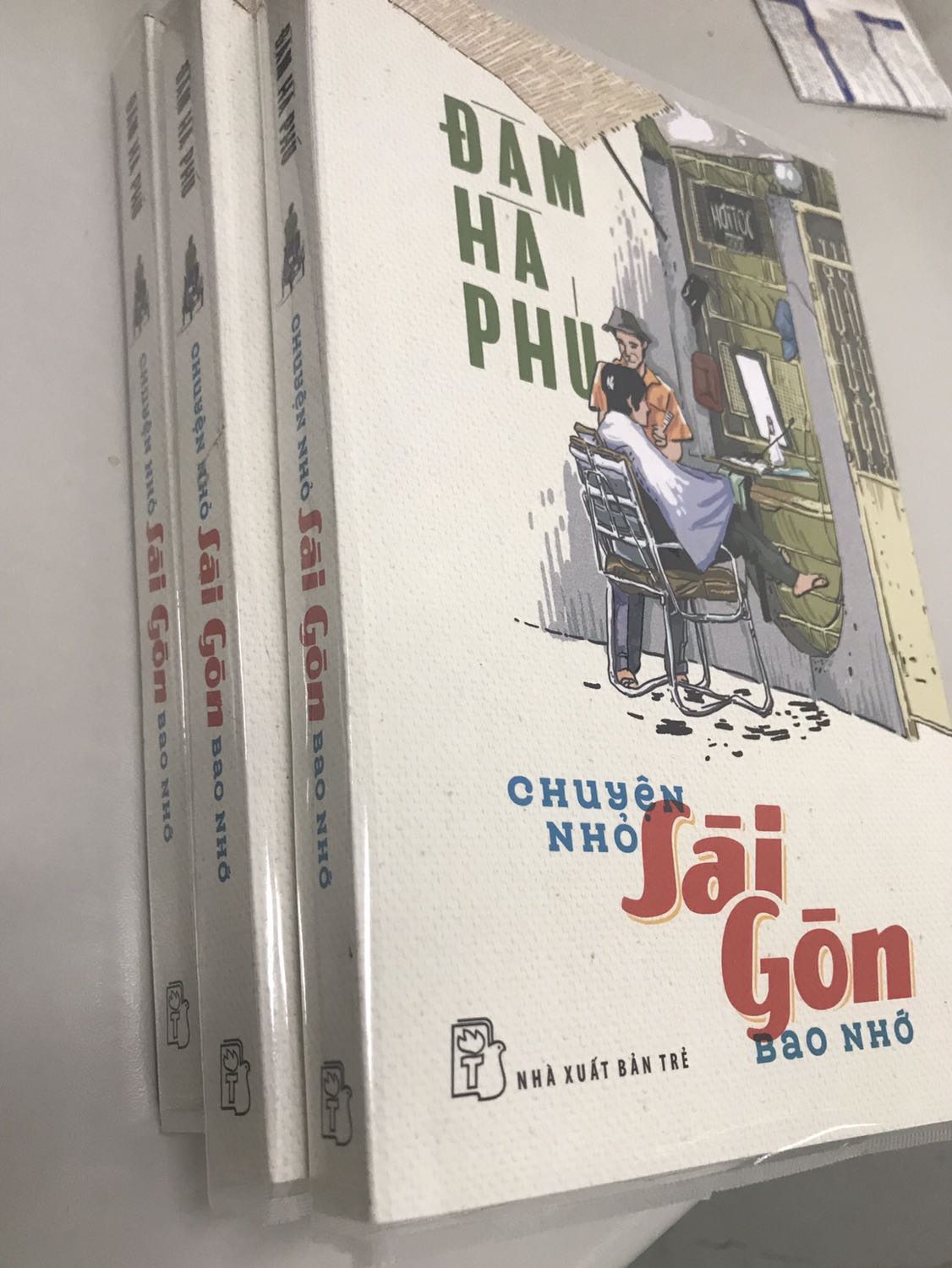 Sách đẹp. nội dung là tổng hợp của 2 quyển sách trước đó của tác giả Đàm Hà Phú. Văn phong bình dị gần gủi, miêu tả nét chất phác, mộc mạc và dễ thương của nhịp sống, con người ở Sài gòn.
Nếu có dịp đến Sài gòn bạn sẽ hiểu hơn cảm nhận sâu hơn về những gì mà quyển sách mô tả.