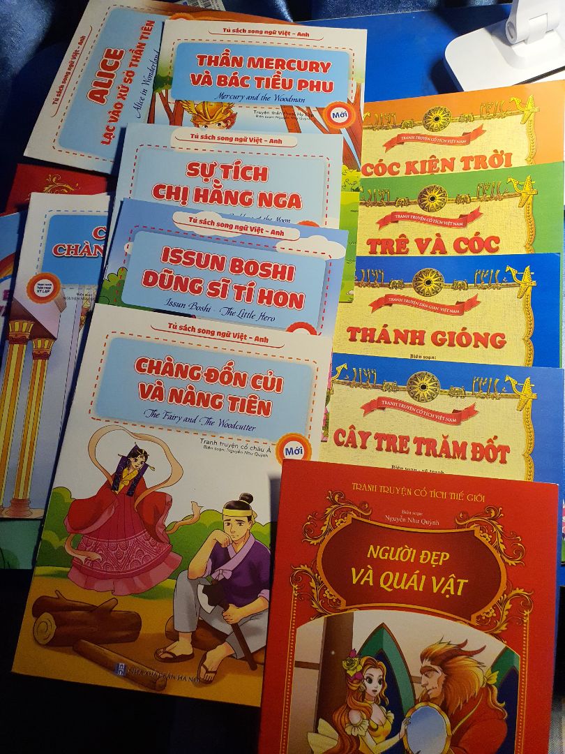 Bộ này gồm 4 loại truyện, như hình mình chụp kèm cho các bạn xem. Ban đầu mình định mua cổ tích VN cho con, rồi lại mua vội bộ này. Kể ra thì cũng được.