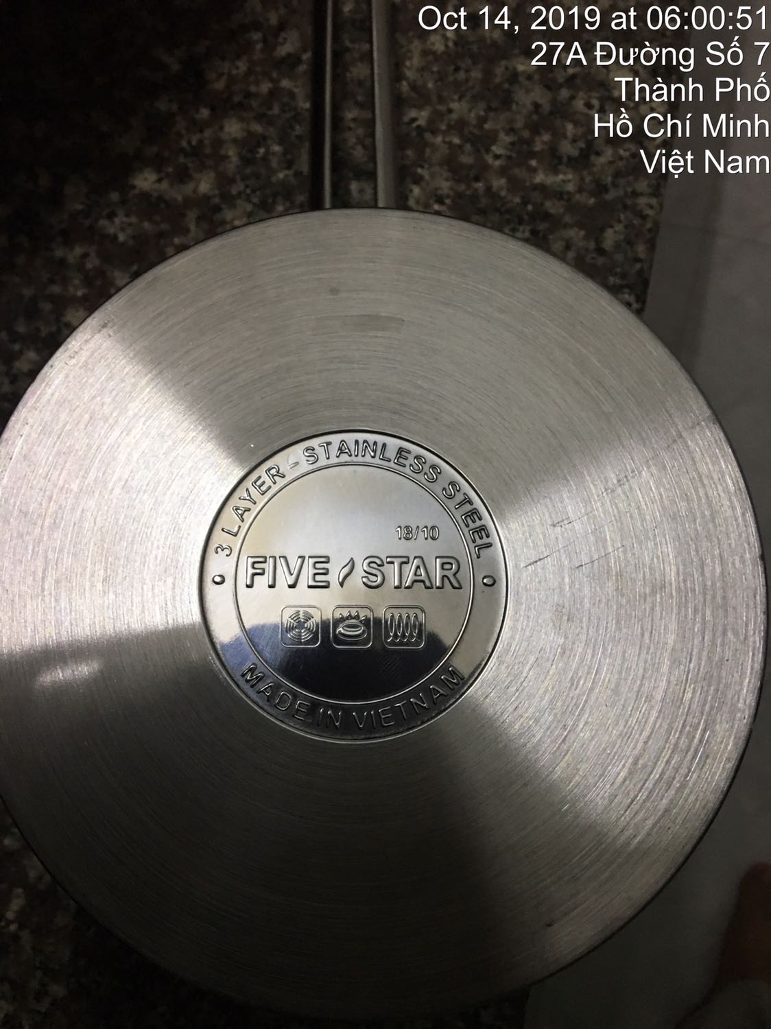 Sản phẩm dối trá, ko đúng chất lượng sản phẩm như đã nêu. Hôm đó do phải bận đi làm nên nói đứa cháu nhận. Nó ko nhận biết được. Nên đã nhận hàng. Giờ lấy ra mới biết sản phẩm ko đúng như thông tin sản phẩm. Đối với nhiều người và nhất là phụ nữ, ko phân biệt được đâu là Inox 304, đâu là thép ko rỉ...thật ko thể chấp nhận được.Nếu sau này sản phẩm nào ghi Inox 304 và mọi người thấy chất liệu như trong hình thì trả lại hàng nhé mọi người!