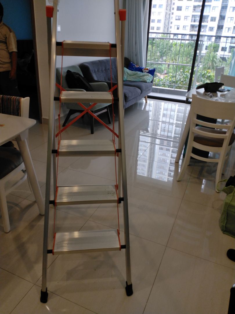 Thang chắc, 5 bậc phù hợp căn hộ, vì không ở nhà thường xuyên nên chọn giao hàng theo giờ phù hợp nên hơi tốn phí.