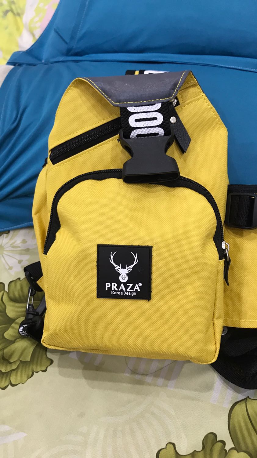 Mình đặt sát Tết nhưng Tiki đã nhanh chóng giao hàng để mình có túi đi chơi. Ưng. Màu ko tươi như hình trên tiki nhưng vẫn ở tông mình thích. Thích nhất ở khoản nhiều ngăn và có ngăn cạnh để vừa chai nước thân thon ion Life. Ngoài ra zip kéo khá mượt nhưng phải đợi qua thời gian xem có bị dính chỉ hay bị kẹt không. Nhìn chung là rất ưng cả chất lượng lẫn cái giá lúc mua có 89k