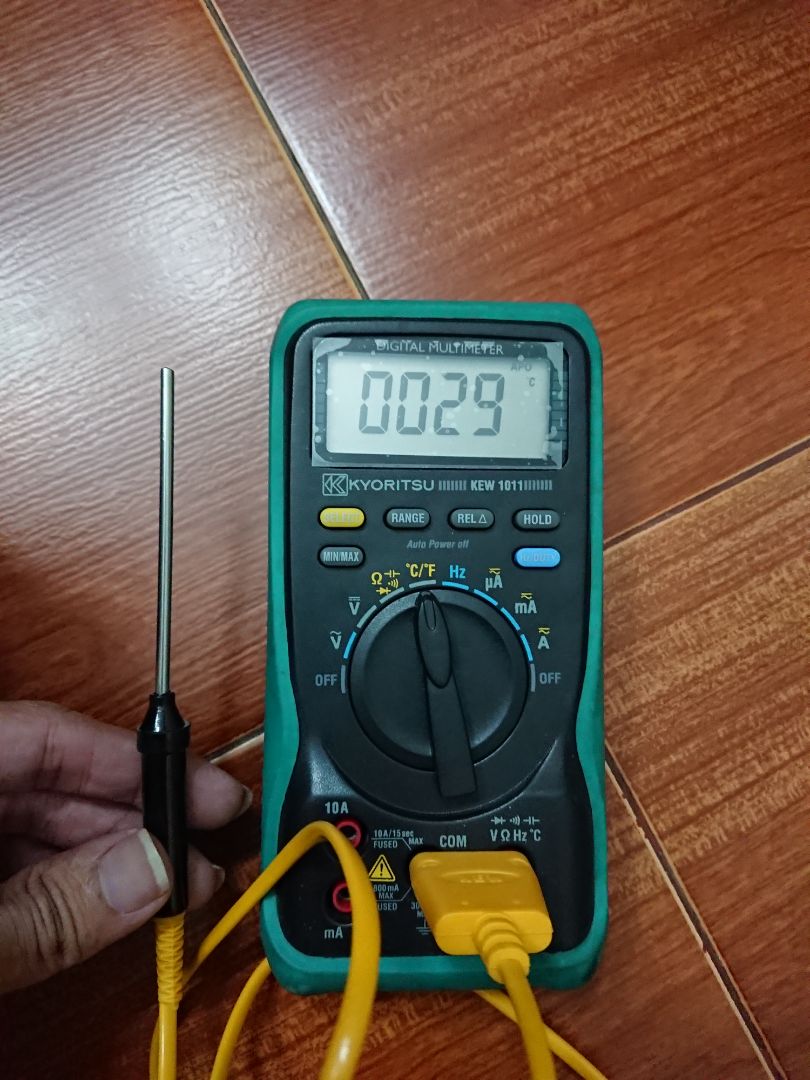 Vỏ và ruột làm kiểu nhám nhám. Bỏ một cục đá và chế nước gần đầy ly rồi đậy nắp, để 4 tiếng vẫn còn đá, cầm không thấy nhiệt truyền ra ngoài.
Ly cao khoảng 16cm, có nắp và miệng uống, muốn cắm ống hút thì tháo lưới lọc trà ra
TIKI đóng gói cẩn thận nhưng hộp chứa ly của nsx lại không có mút chống va đập -.-
Thiết kế dễ vệ sinh, dùng mút rửa chén mềm để vệ sinh. HDSD và bảo quản được nsx hướng dẫn rất kỹ