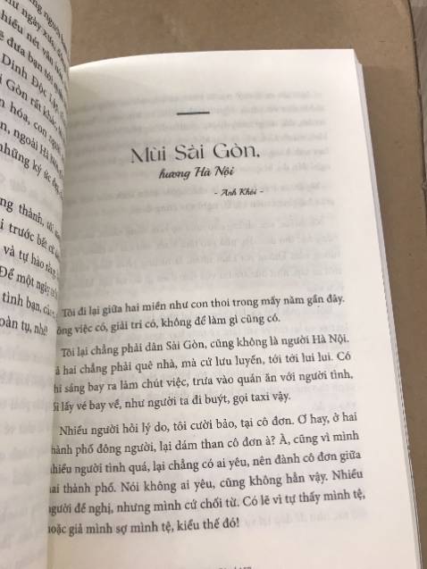 Ai từng ở hay đến thăm HN SG nên đọc cuốn này. Mấy câu chuyện được kể một cách dung dị, đơn giản và hơn hết là thật trân vô cùng.