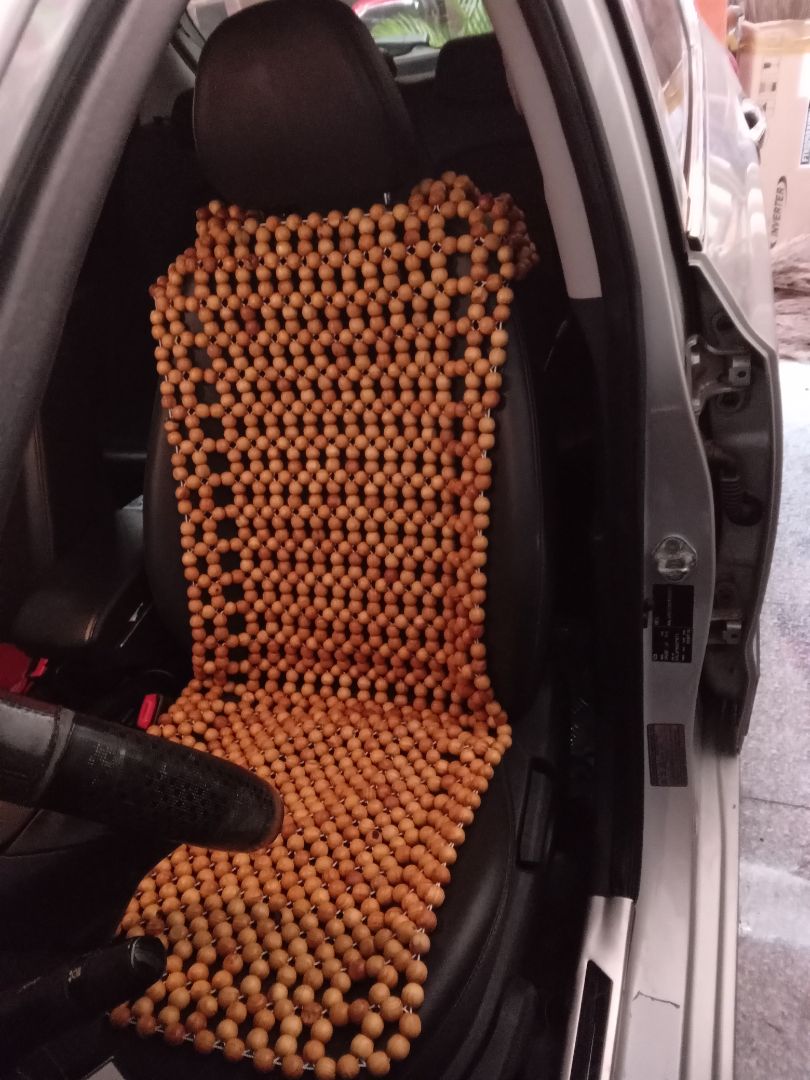 hàng được, vừa ghế xe, nhưng có vài hạt bị sứt mẻ.