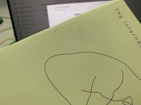 Tiki giao đúng hẹn nhưng đóng gói rất sơ sài, khi nhận hàng thì sách có nhiều vết bẩn, phần bìa góc dưới cũng bị cong và do trời mưa nên sách hơi ẩm. Mình lau qua thì thấy vết bẩn có mờ đi một chút. Đối với nhiều người thì có thể chấp nhân được nhưng mình là người kỹ tính nên cảm thấy không vui khi nhận được cuốn sách như thế!