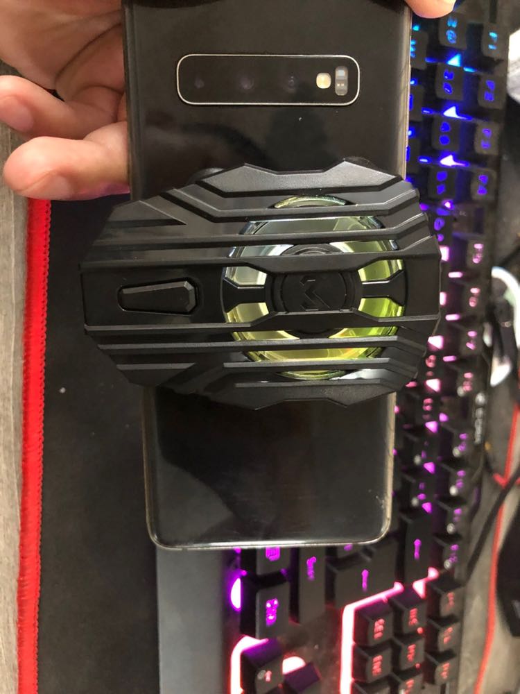 quạt tản nhiệt FL01 rất ok nha mọi người, chơi liên quân xong mình dùng app CPU-Z đo chỉ ở mức 34 độ thôi, điện thoại mát lắm, con này dùng pin sạc nên ko lo tốn pin của điện thoại, miếng hút chắc chắn, lại có đèn flash nhấp nháy xanh đỏ cũng khá bắt mắt. Hàng chính hãng memo