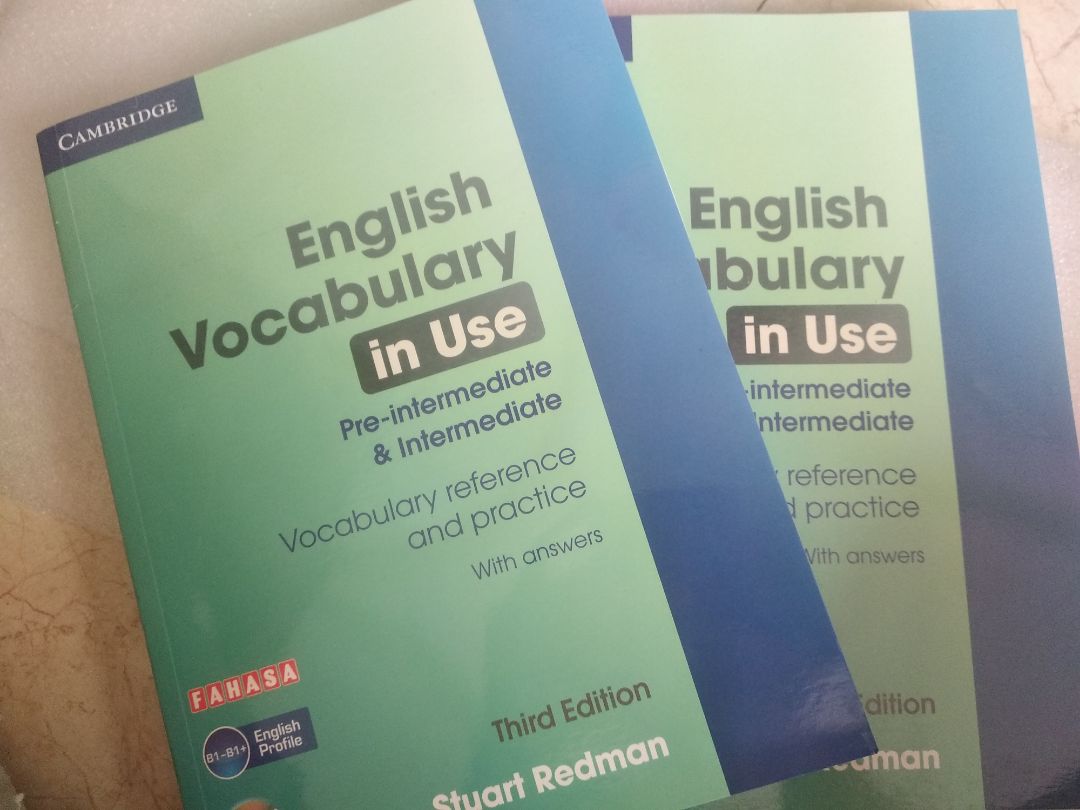 Giấy in đẹp, đầy đủ CD ( nhưng k biết lấy file nghe ở đâu )
bạn nào tự học IELTS mà ở tầm B1 với B1+ nên mua nhé 
sách khá dày, có phụ lục rõ ràng
giao hàng nhanh 
giá hơi mắc xí 😖
