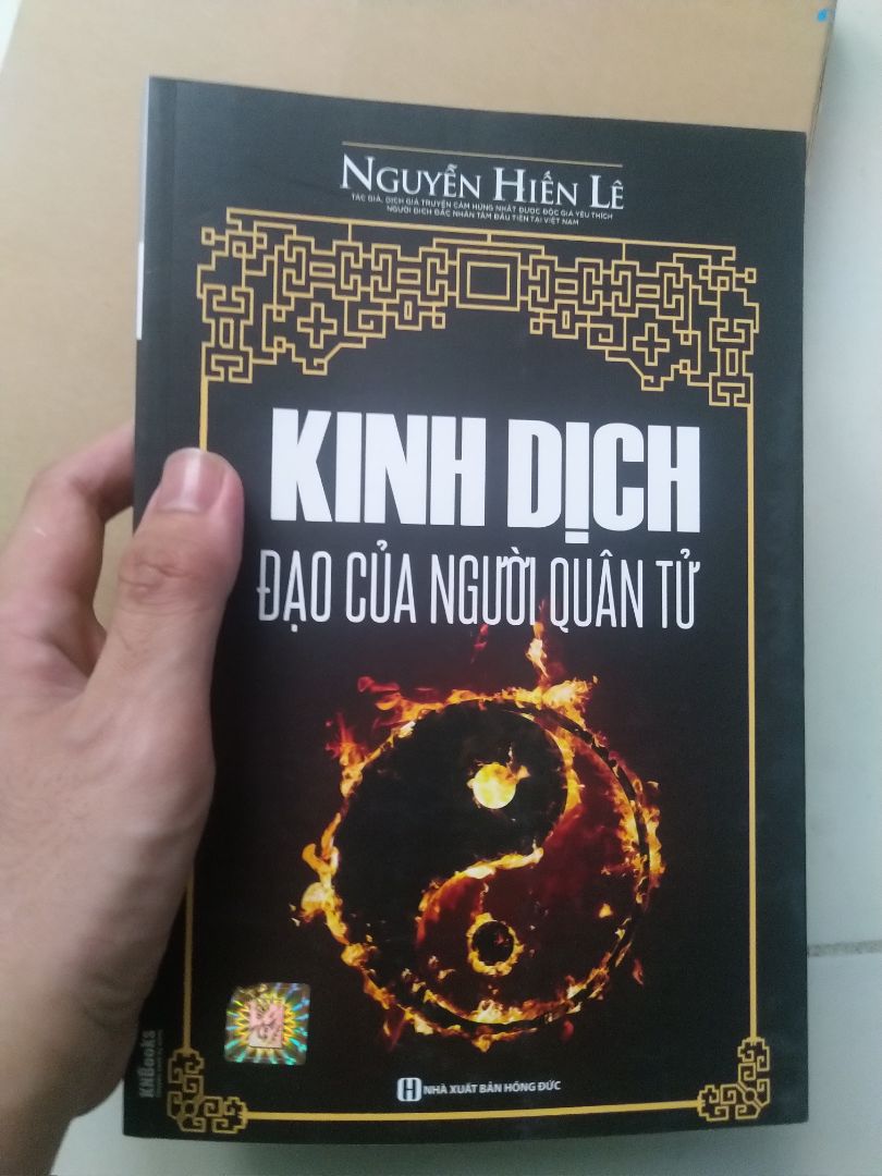 Hộp khá to sách cũng khá to. Nội dung sách của bác Nguyễn Hiến Lê thì hay khỏi phải bàn rồi, về lượng kiến thức và tư duy truy vấn kiến thức từ cái gốc rễ như thế nào đến cách sắp xếp, trình bày các chương, mẹo đọc cho thấm nhuần tư tưởng của sách... Ban đầu, mình chỉ mua sách vì cách dịch quẻ của bác Lê trên mạng, nhưng mua sách về giá trị tri thức mình nhận được thì hơn thế cực nhiều! Về chất lượng in sách thì khá ổn, tuy nhiên còn lỗi đánh máy và hình Lạc thư bị thiếu thành phần, hy vọng lần tái bản sau sẽ khắc phục tốt hơn, tuy nhiên mình nghĩ mua sách vì kiến thức trong đó chứ đâu phải vì ba cái vẻ bề ngoài này đâu, nên tủ sách bạn nên có một quyển nhé !!