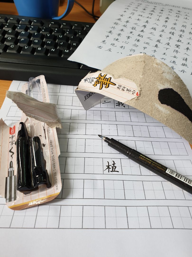 Mình mới viết thử 1 lần, cảm nhận ban đầu thấy nét bút đẹp, mực ra đều. Điểm trừ rất lớn là lọ mực bên trong bị đổ, vương ra ngoài rất bẩn