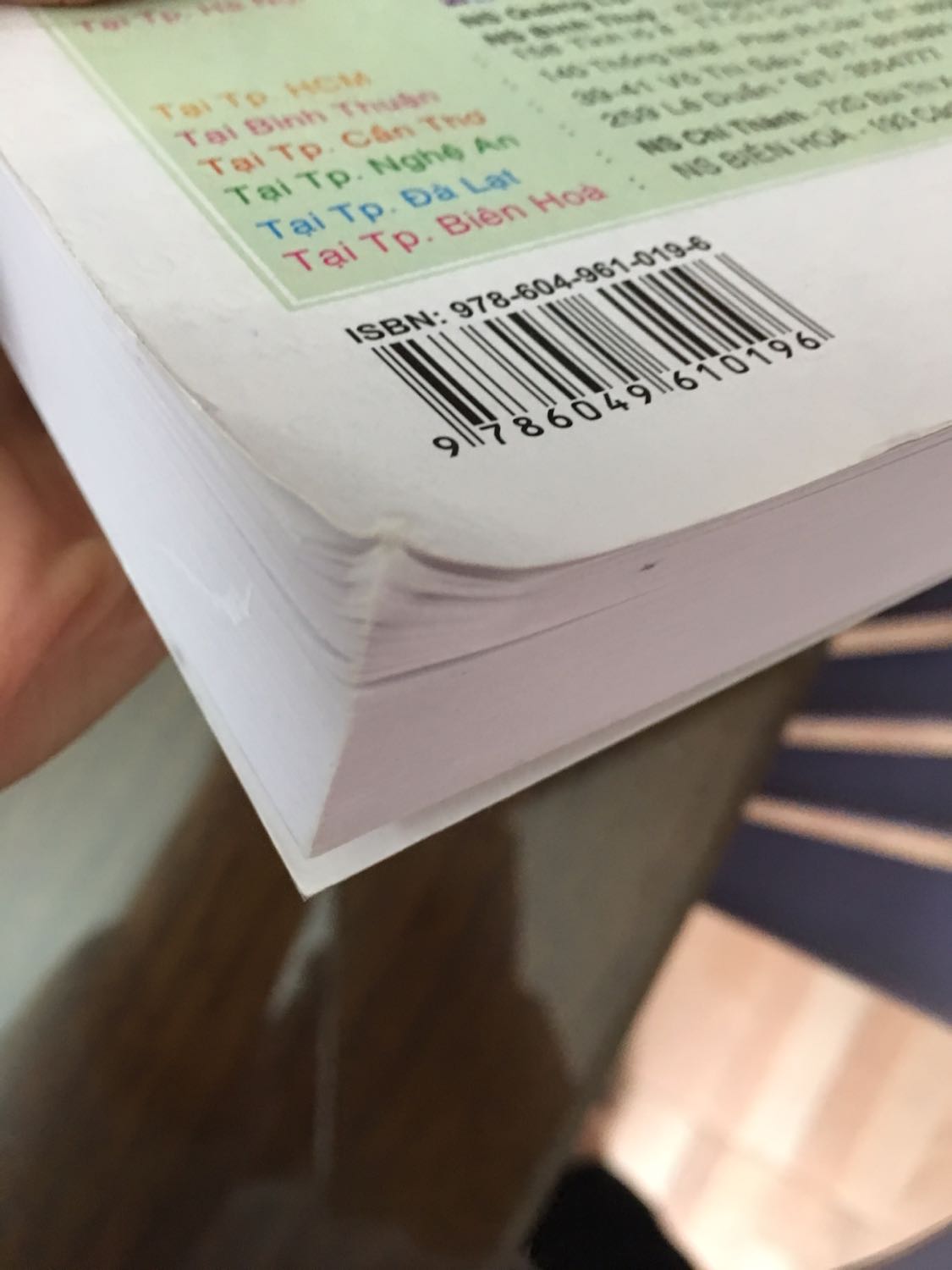Hàng giao nhanh, vừa đặt hôm qua trưa nay đã giao rồi ^^ Tuy nhiên sách không được bọc kĩ càng nên bị quăn mép khá nhiều... chất lượng bên trong vẫn rất ok...rất hài lòng