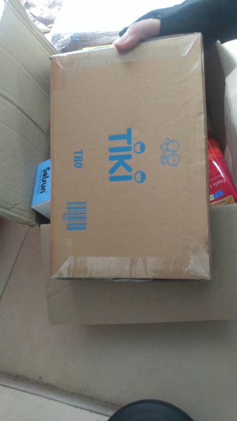 Đóng gói tốt nha, mua lộn xộn với mỹ phẩm nhưng tiki đóng riêng cho cuốn sách 1 cái hộp nữa nên nhìn ưng quá tinh tế luôn nạ. Sách có màu mọi người ơi, giá sale 50% nên tớ hốt ngay ạ. 11.11 tiki sale đỉnh nhất các sàn luôn. Tuyệt vời tiki là số 1 (trong lòng tớ)