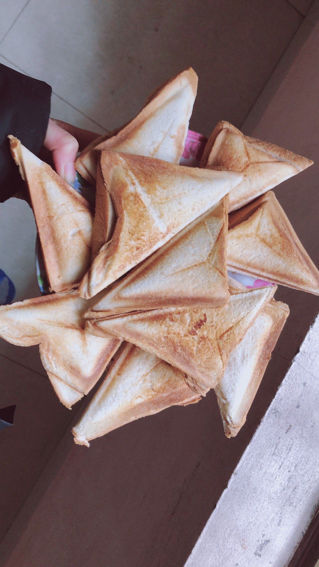 Lò okela lắm luôn. Bánh nhanh chín tầm 5 phút là chín rồi. Đóng gói chắn chắn lắm, chống sốc bên trong bên ngoài. Giao hàng nhanh nữa chứ. Cho shop 5*