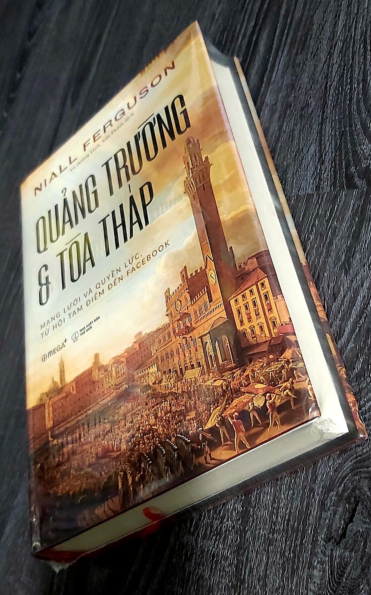 "Thế kỷ XXI đã được ca ngợi là kỷ nguyên của kết nối mạng lưới, hiểu theo nghĩa công nghệ lẫn xã hội. Tuy nhiên, trong Quảng trường và tòa tháp, Niall Ferguson lập luận rằng các mạng lưới đã và luôn luôn đồng hành cùng chúng ta từ rất lâu đời cho đến tận thời nay, từ hình thái cấu trúc của bộ não đến chuỗi thức ăn, từ phả hệ gia đình đến khối cộng đồng tự do... Vì thế, cuốn sách này ra đời với tư cách một kháo sát về lịch sử tồn tại và hoạt động của các hệ thống mạng lưới trong xā hội con người, về căng thẳng giữa các mạng lưới phân tán và các trật tư thứ bậc vốn lâu đời như chính loài người và tồn tại bất chấp tình trạng công nghệ (mặc dù công nghệ có thể ảnh hưởng đến việc bên nào chiếm ưu thế), cũng như sự trở mình để vươn lên nắm lấy quyền lực tối cao trong một xã hội của những mạng lưới này, để từ đó có thể tác động làm biến chuyển và cải tạo các công đồng từ phạm vi cục bộ đến toàn cầu. Nhiều người ngày nay mắc sai làm khi nghĩ rằng Internet đã thay đôi bản chất thế giới. Tuy nhiên, theo một phán quyết đa số gần đây của Tòa án Tối cao Mỹ đã ghi nhận, Internet chi là "quảng trường công cộng hiện dại". Kỳ thực, công nghệ đến và đi. Thế giới vẫn là một thế giới của quảng trường và tòa tháp."
Nội dung và hình thức sách đẹp, dịch vụ tốt và nhiều ưu đãi. Mình mua được giá ui thương (164k). Sách được bọc cẩn thận và giao sớm 2 ngày. Like & Thanks!