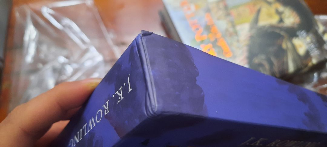 Mình vừa nhận hàng ngày hôm nay, khi mở bao bì thì thấy hộp ngoài đã có dấu hiệu bị móp góc và bọc cán ngoài hộp đã có dấu hiệu bị tróc ra. Cuốn sách bên trong nằm ngược so với hộp, lúc kéo ra thì thấy bìa nhám bụi và mặt bìa sau có vết xước. Mình mua hai cuốn (tập 3 và 4 bản minh họa màu), cả hai đều có vấn đề, mong Tiki xem xét đổi hàng cho mình.