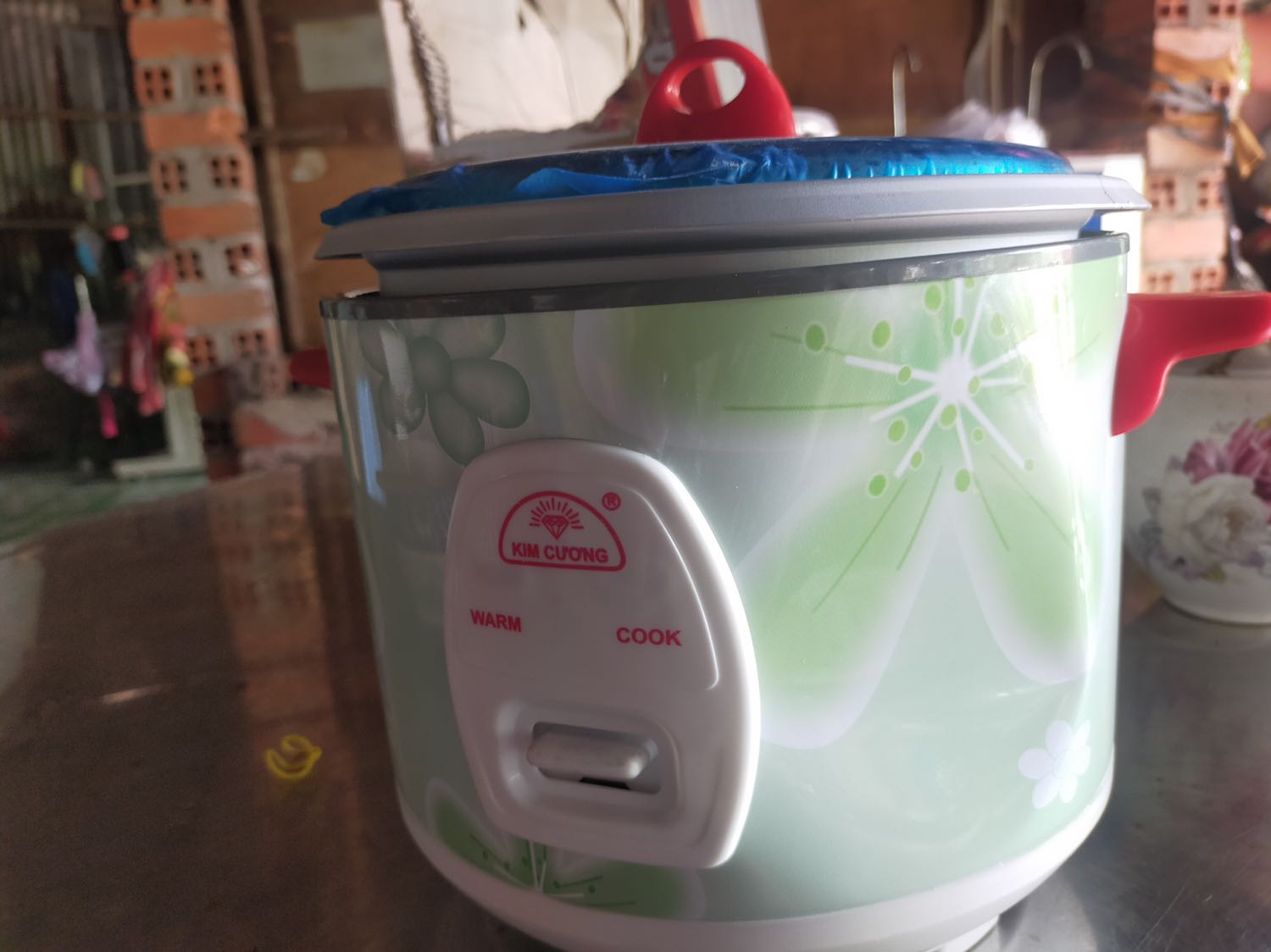 Nồi giao bị móp hết trơn.
Và để bị hở lên nó k khớp