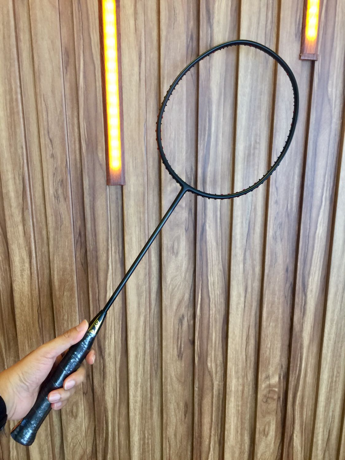 Hàng đến nhanh ghê, mới đặt có 3 ngày mà đã nhận được, màu sắc rất ưng ý, giống y hình mẫu. Lúc nhận hàng, vợt được bỏ vào túi vợt và đóng gói cẩn thận. Khổ nỗi đã mua cây vợt màu đen cho nó nam tính rồi mà shop khuyến mãi dây lưới màu hồng, băng quấn cán màu đỏ, xỉu ngang ???