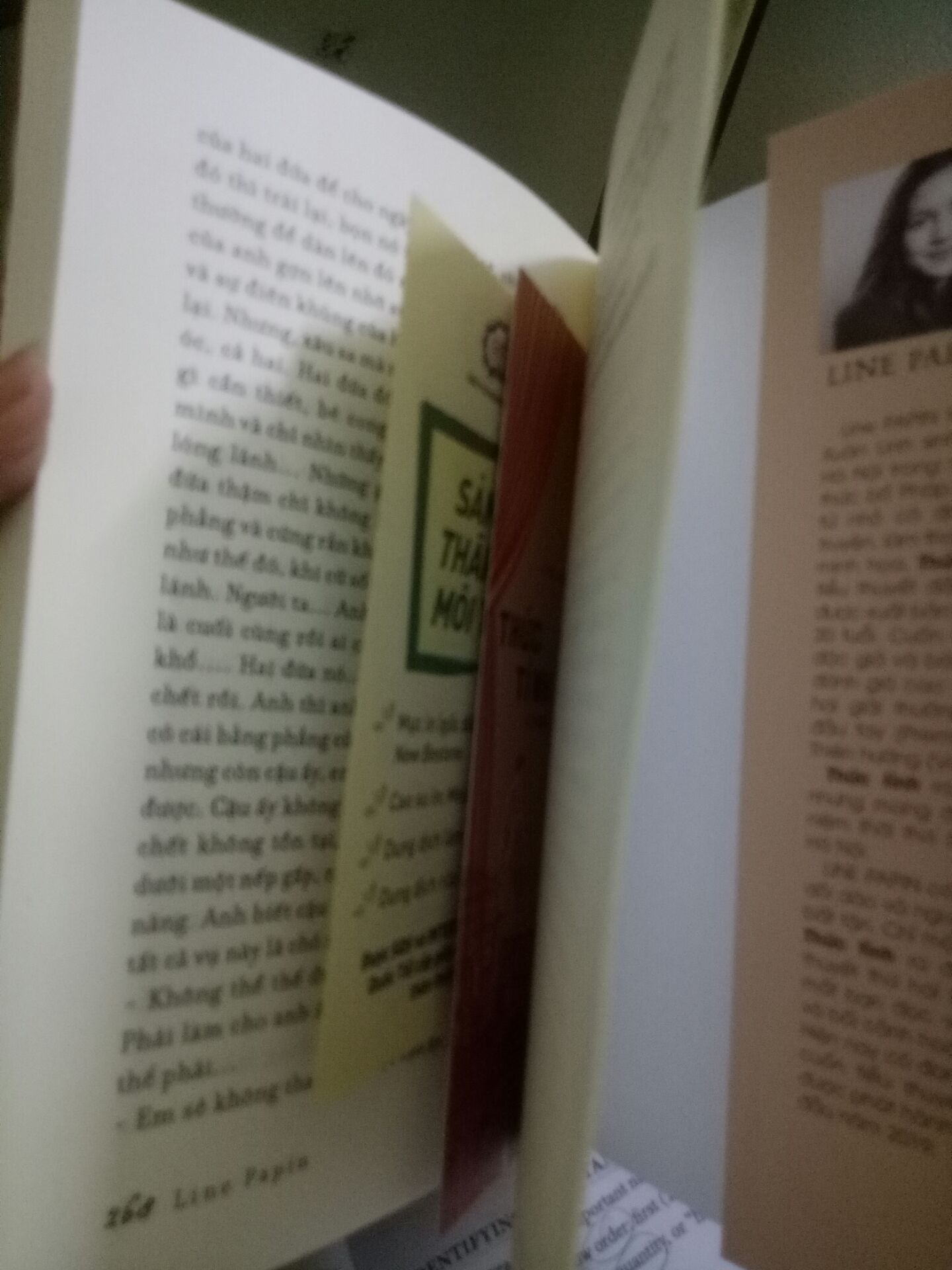 Sách dày, màu sác vàng nhạt, bìa cứng cáp.  Hơi móp đáy sách tí.