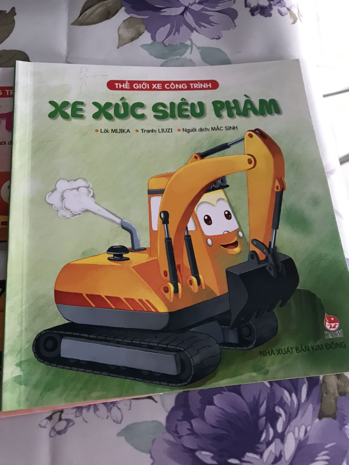 Sách đẹp tuyệt vời. Bé nhà mình rất thích, bé còn thuộc luôn đặc tính từng loại xe cả tiếng anh và tiếng việt. Từ ngày mua sách đọc, bé gần như quên luôn cả điện thoại