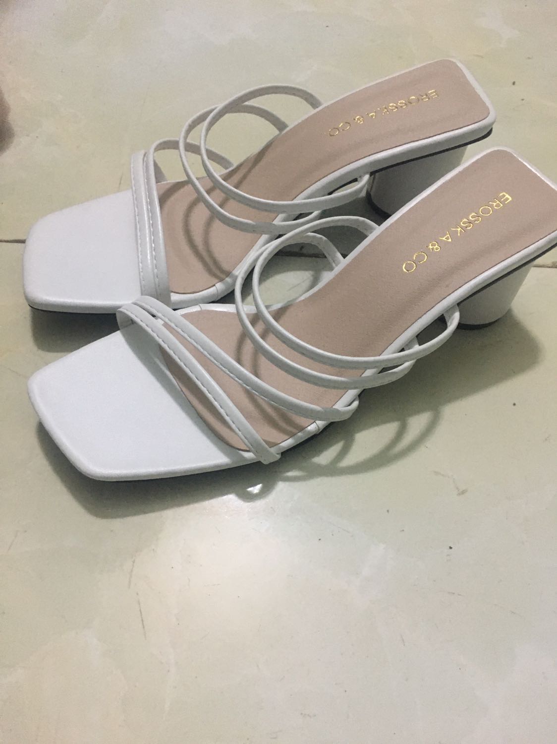 Đóng gói cẩn thận nhận tủ nguyên vẹn. Giao ngẫu nhiên màu xanh mình khá ưng ý. Mỗi tội tủ hơi bụi bẩn. Nhìn có vẻ hơi cũ.