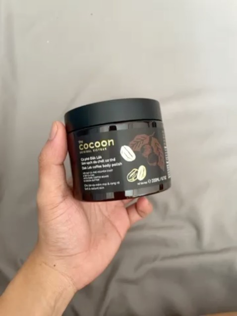 Hạt cà phê khá mịn và vừa phải, tẩy tí là da mịn lên rõ ràng. Mùi cực kì thơm. 1 hủ có thể xài được nhiều lần. Ủng hộ hàng việt.