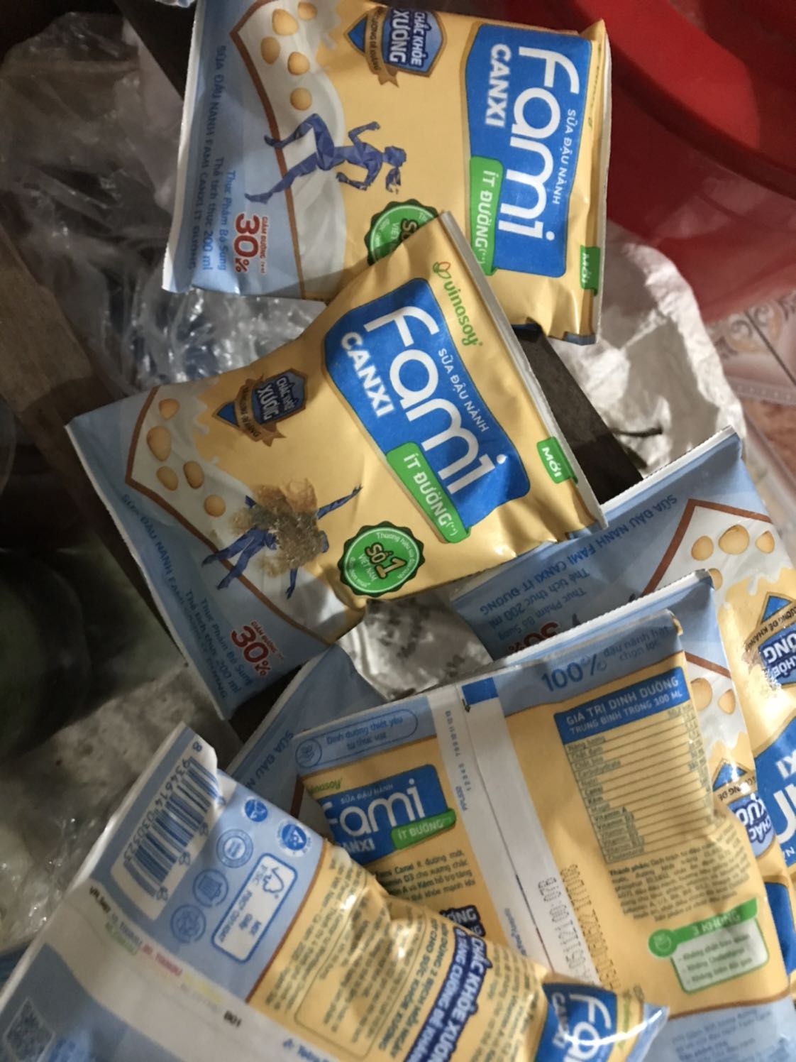 vấn đề giao hàng hay chuẩn bị đơn hàng từ nhà bán là mình thấy có sự bất cập. lúc nhận hàng thì sữa bị trào ra như thế này đây. tiki nên kiểm tra kĩ hơn khâu chuẩn bị và giao hàng đặc biệt với sữa dễ bục nước như vậy