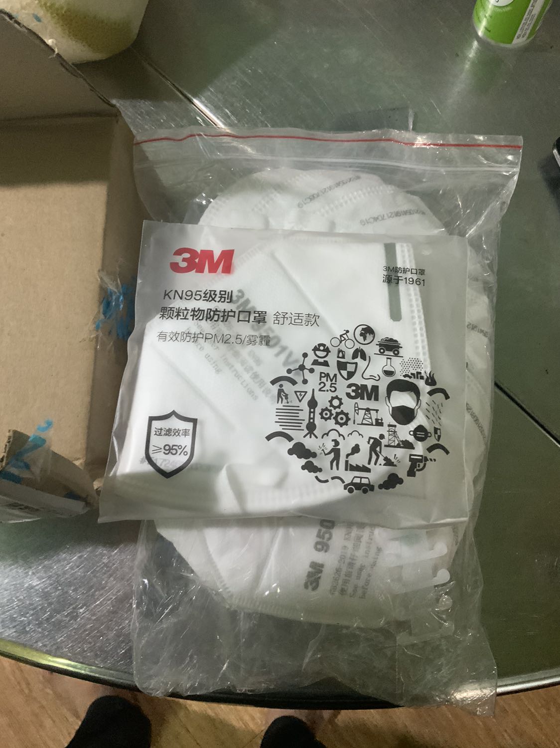 Mua của shop một lần lúc còn bán loại nguyên hộp, lần này mua khẩu trang có nhiều điểm khác với lần trước tuy cùng loại. Nhưng khẩu trang giống đặc điểm mô tả hàng chính hãng, tin tưởng shop nên cho 5 sao