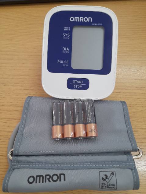 HÀNG CHÍNH HÃNG NÊN CŨNG YÊN TÂM. mới, có kèm 4 pin, có lỗ jack cắm sạc nguồn này chắc phải mua riêng nếu ko dùng pin, giấy dướng dẫn use đầy đủ. Để sử dụng xem sao nhưng hàng chính hãng Omron nên cũng yên tâm.