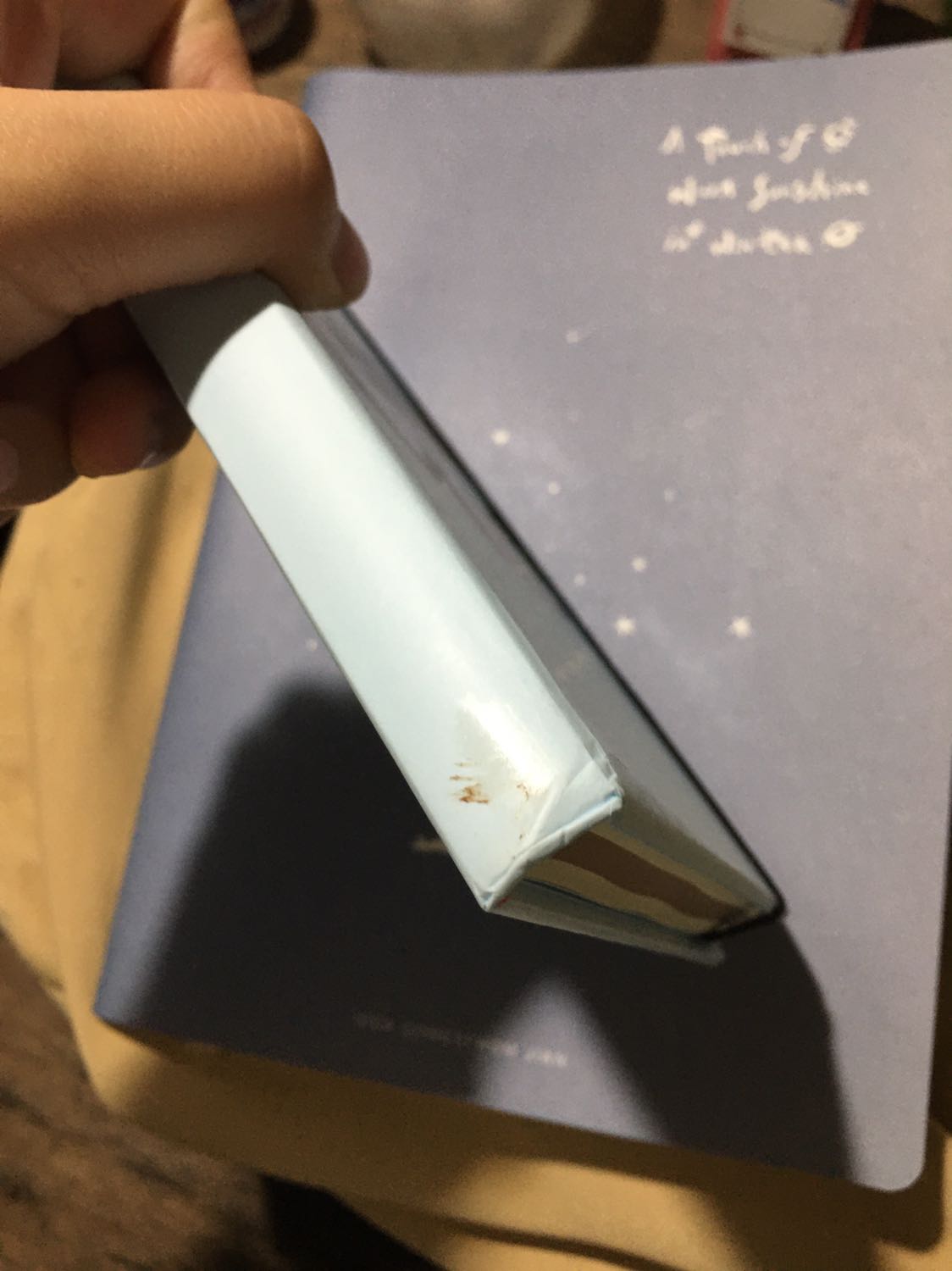 Sổ bị bẩn rất nhiều chỗ và phần mép bị gãy. Sổ nhỏ, không bằng 1 cuốn sổ A5. Bao bóng bọc sổ bị bị bóc ra nhưng tôi nghĩ là do quá trình vận chuyển nên bị như vậy.