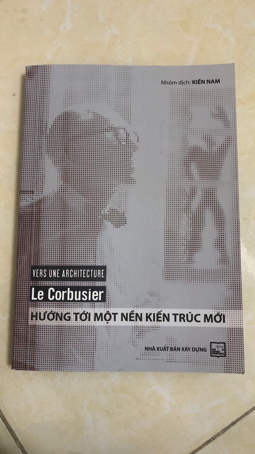 Kì vọng cao quá nên lúc nhận sách có hơi chút hụt hẫng. Bìa sách mỏng, dễ bị quăn, cong. Chất lượng giấy in cũng là giấy thường, không phải giấy dày mà giấy trơn, mỏng, nhìn được cả chữ của trang trước. Mình rất kỹ tính nên riêng chuyện nhìn bìa cong vênh tí ti là đã mất thiện cảm. Nội dung thì chưa đọc nên chưa đánh giá. Cảm quan là với mức giá tiền cũng không phải là thấp mà chất lượng giấy và bìa sách như này thì hơi thất vọng.