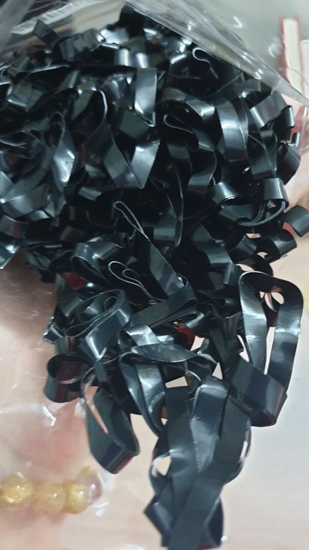 Về số lượng thì một túi đầy, rất nhiều. mình mua cũng mấy tháng mà còn nhiều lắm. Thun chắc chắn. Không dễ đứt. mình rất hài lòng về sản phẩm này. Mình mua hai loại (1 bịch đủ màu và một bịch đen)