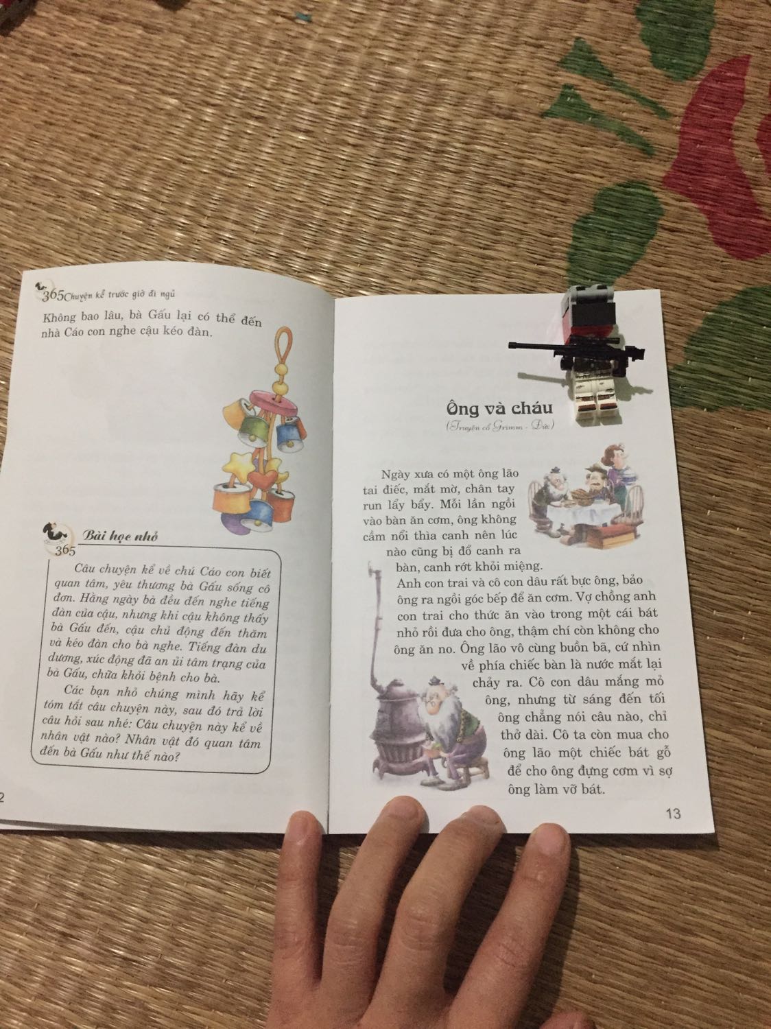 Tuyệt ah, hôm trước đặt hàng hôm sau giao luôn , con minh năm nay mới vào lớp 1, lôi ra đọc luôn câu chuyện tình cảm đầu tiên cho mẹ nghe , lại có cả phần câu hỏi cho con trả lời nữa , cực kỳ hài lòng