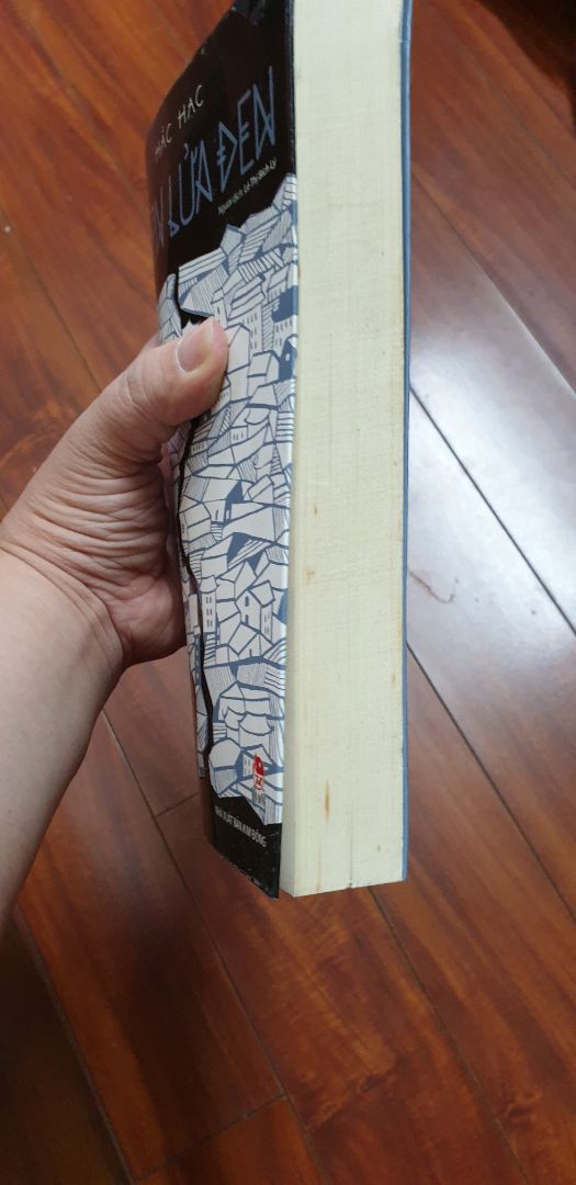 Nội dung sách thì mình ko bàn nhé..nhưng sách thì quá thất vọng..vừa bẩn vừa cũ,vừa ố vàng.Bìa sách đã có dấu hiệu bong màng ép bọc nilon.
Mình đã yêu cầu đổi mới,và đây chính là điều thất vọng nhất,việc đổi sách rất nhanh,trừ ngày chủ nhật,mình chỉ mất độ 3 ngày là nhận dc sách đổi rồi,nhưng,mình nhận lại chính cuốn sách đã yêu cầu đổi trước đó...sao kì vậy..đã ok là sách ko đạt yc,chấp nhận đổi trả cho khách,mà lại giao luôn cuốn đó cho khách là sao...
Quá buồn đó nha Tiki ơi....