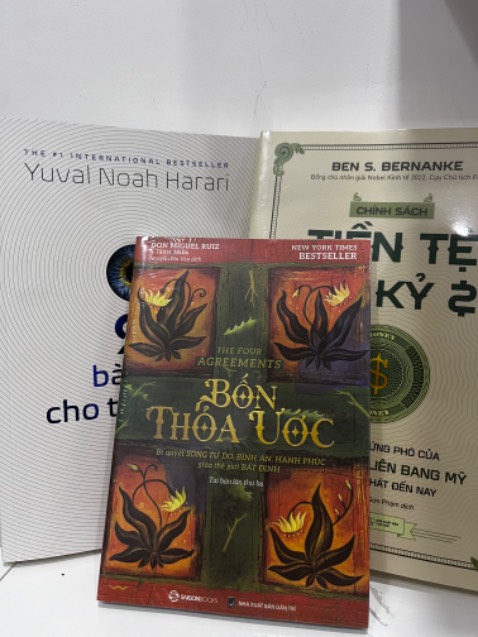 Sách được đóng gói kĩ càng, bên ngoài được bọc bằng bọc kiếng, có cả miếng chống sốc. Giao hàng nhanh, giá tốt.