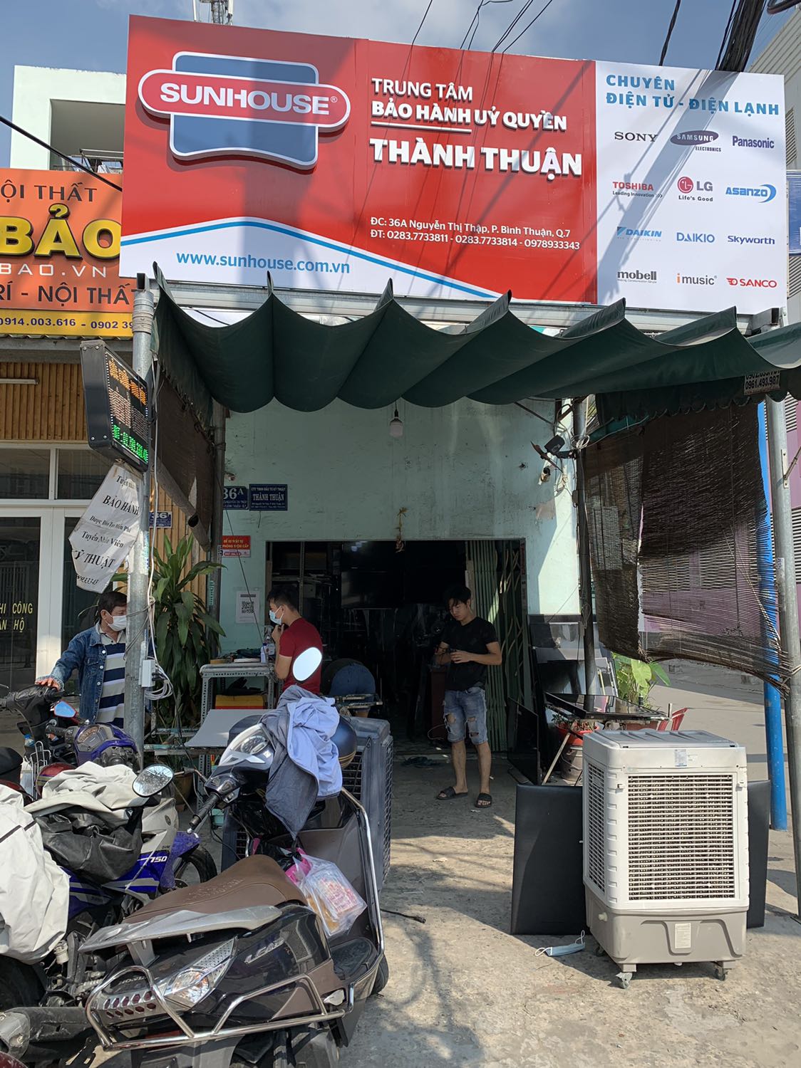 Mua chưa đc 2 tuần là bếp đánh lửa 1 bên ko lên. Ko bảo hành tận nơi, ba tôi phải chở bếp từ bình thạnh đến quận 7. Xong giữ bếp lại. Nếu thử có linh kiện thì 3,4 ngày; nếu hết linh kiện chờ có khoảng 1 tuần, nếu hu gửi về hãng thì 3 tuần. Rồi lấy gì nấu? Ko có bếp thay thế tạm cho người ta. CSKH quá tệ. Không bao giờ mua Sunhouse nữa.