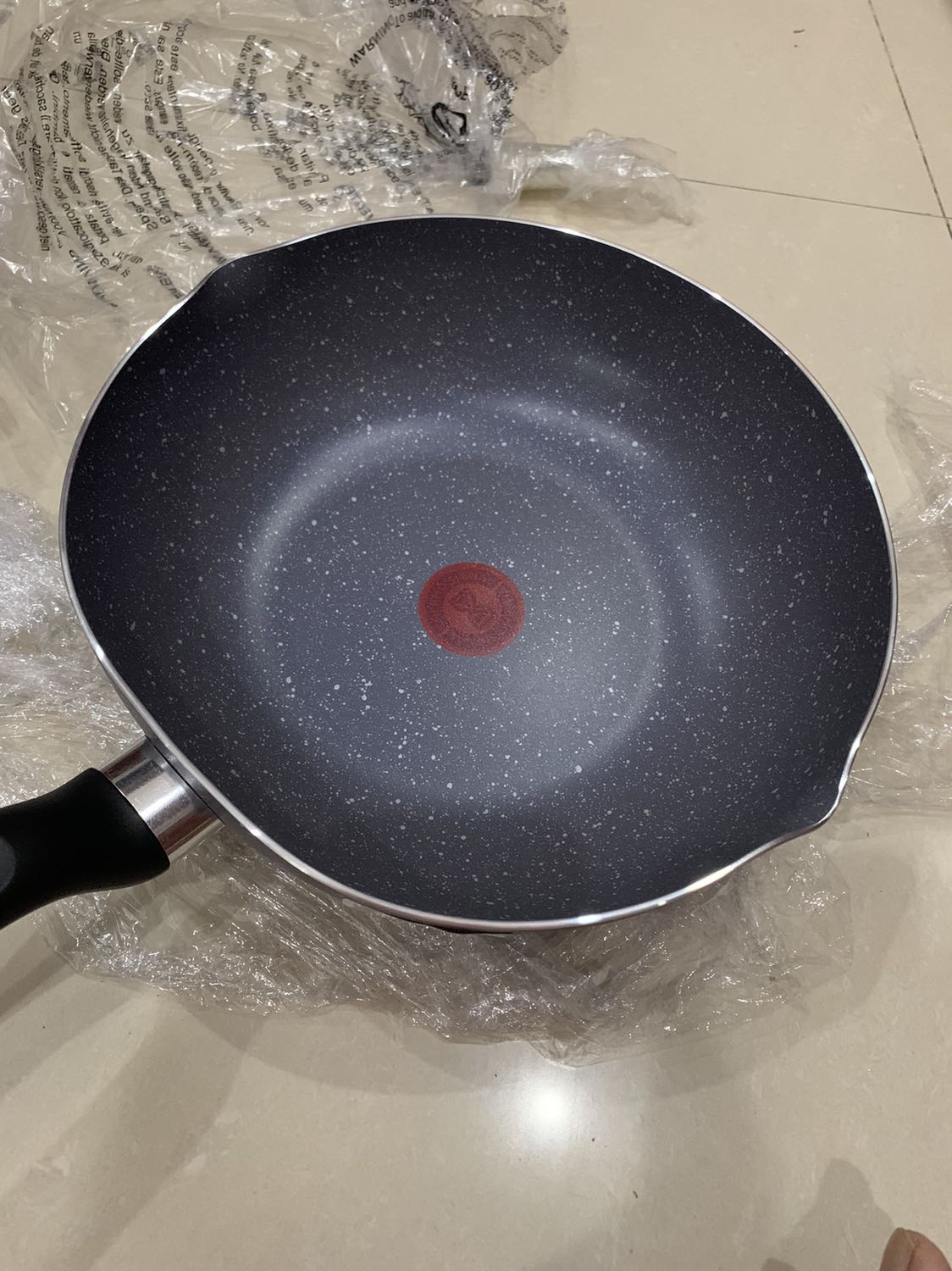 Chưa dùng nên chưa có đánh giá chất lượng nhưng riêng khoản chảo giao đến hàng méo móp như này chỉ đáng 1 sao. 
Hàng Tefat do VN phân phối đọc thấy nhiều người ý kiến chất lượng kém, giao hàng thường bị méo móp. Chưa dùng nên chưa có đánh giá chất lượng nhưng riêng khoản chảo giao đến hàng méo móp như này chỉ đáng 1 sao. 
Hàng Tefat do VN phân phối đọc thấy nhiều người ý kiến chất lượng kém, giao hàng thường bị méo móp.