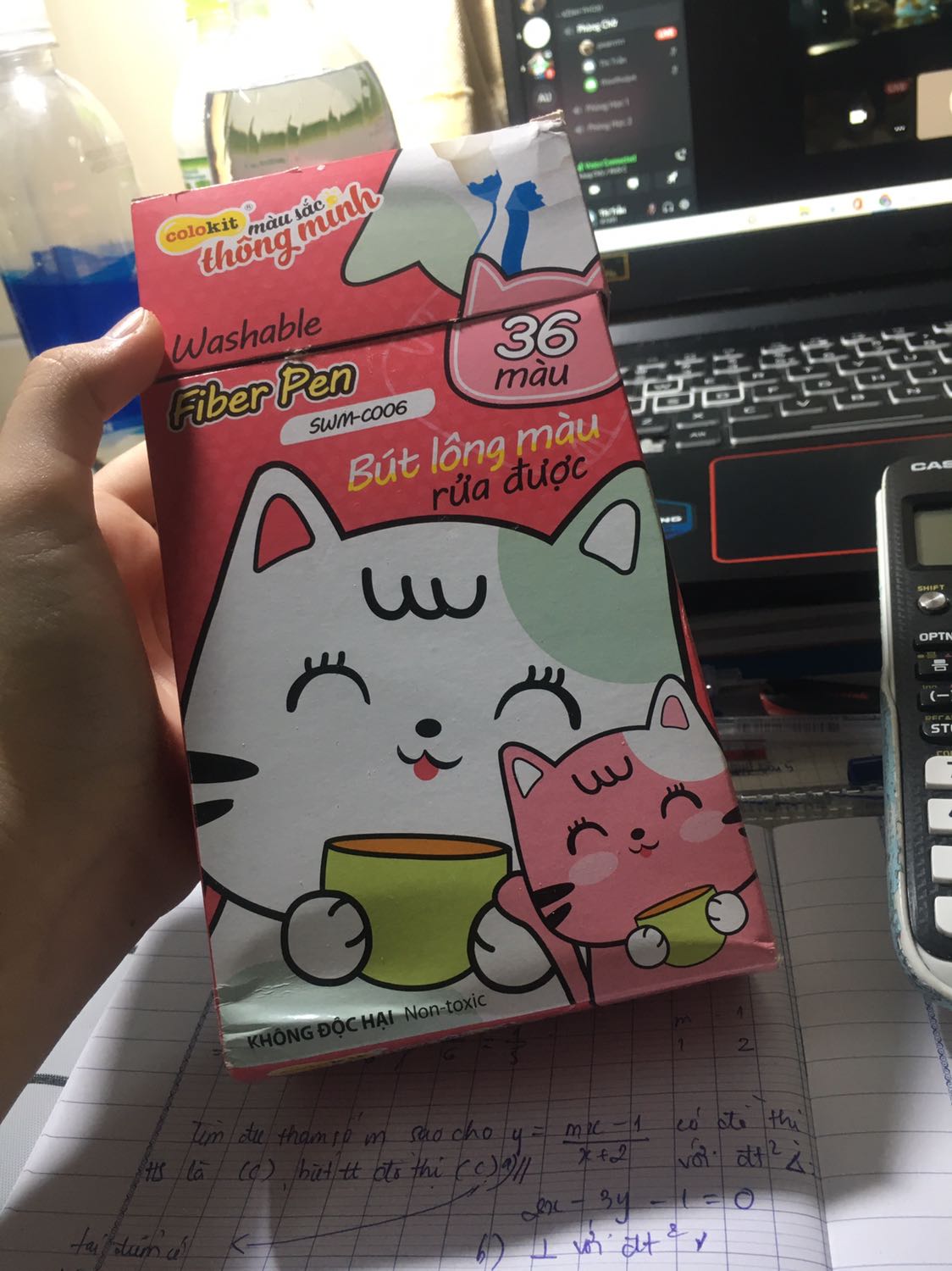 36 màu xinh lắm, còn tặng kèm bình nước nữa. Nói chung là ưng ghê í. Nên mua nha mọi người 36 màu xinh lắm, còn tặng kèm bình nước nữa. Nói chung là ưng ghê í. Nên mua nha mọi người