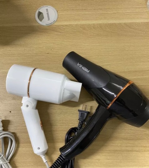 Hàng giao nhanh và đúng mẫu, máy cầm khá chắc tay, có công suất lớn, tiếng không quá ồn khá êm, sấy ko bị nóng máy, nút bấm ko bị cấn hay cứng rất dễ bật. Nói chung máy quá ổn, chất lượng tốt vượt kỳ vọng