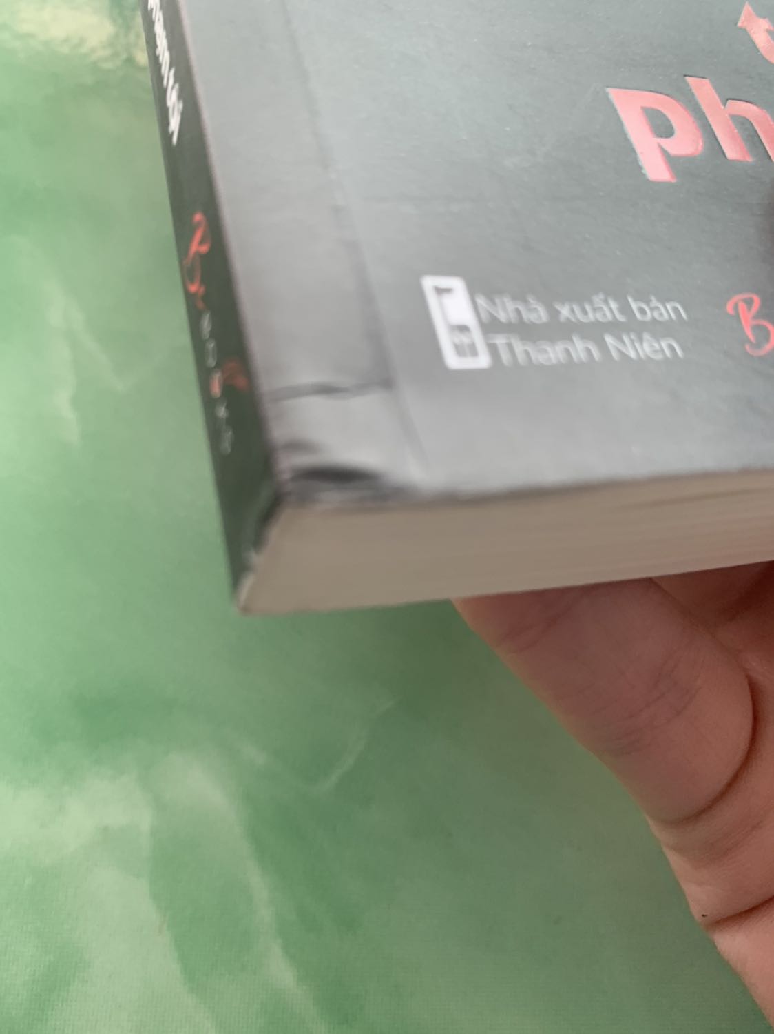 Sách đẹp, to hơn ở trong ảnh nhiều, khi nhận hàng mình cũng khá bất ngờ luôn ấy😅, ở cuối góc bên trái bị hơi móp nhẹ và ở đầu góc bên phải, mặt sách hình như có 1 lớp nhung mỏng hay sao nhưng mình sờ vào cảm giác đã lắm, sách giầy tận 279 trang, mình khá là ưng ấy🥰